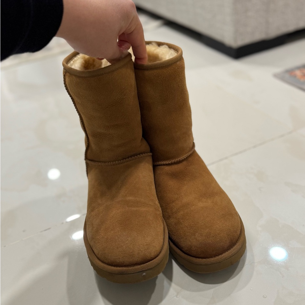 Cozy UGGs, real chestnut woman